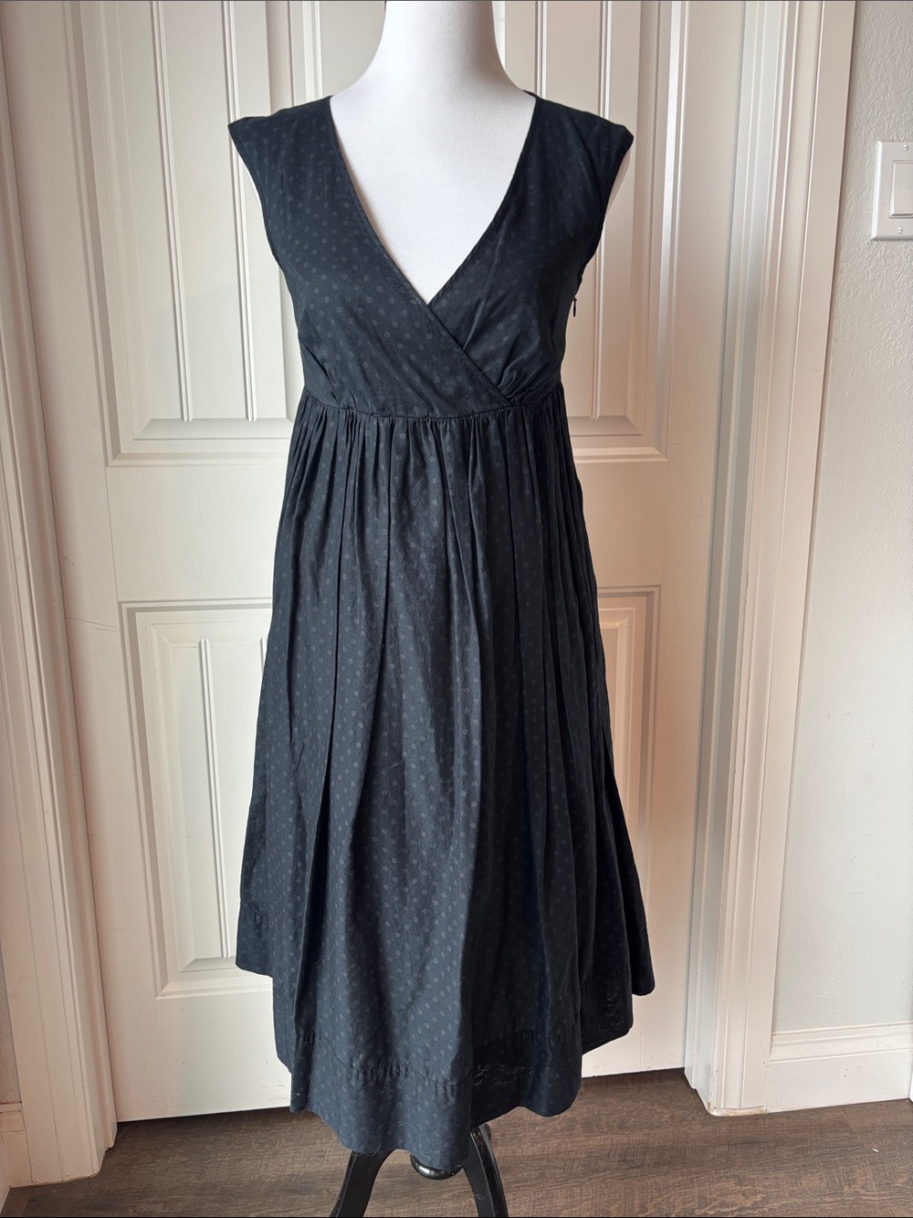 Banana Republic Black V-Neck Sleeveless Midi Dress